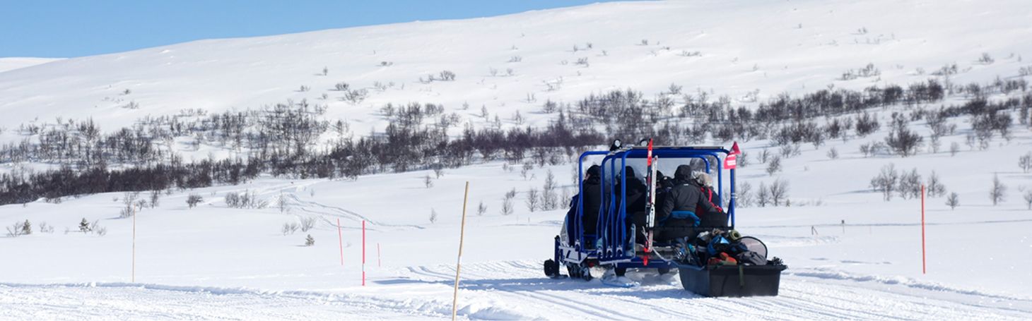 Två personer åker snövessla i Funäsdalen