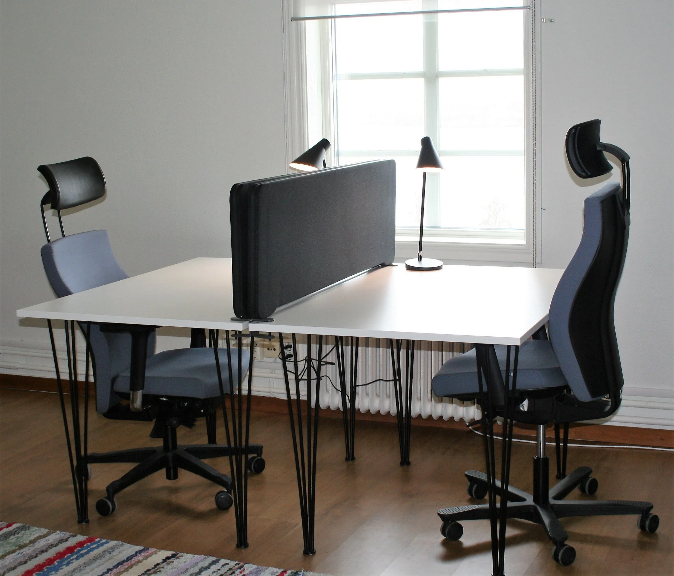 Kontorsplats med skrivbord och kontorsstol.