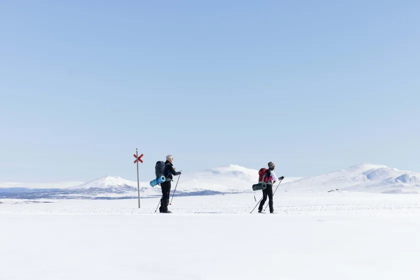 Två personer åker längdskidor i Funäsfjällen