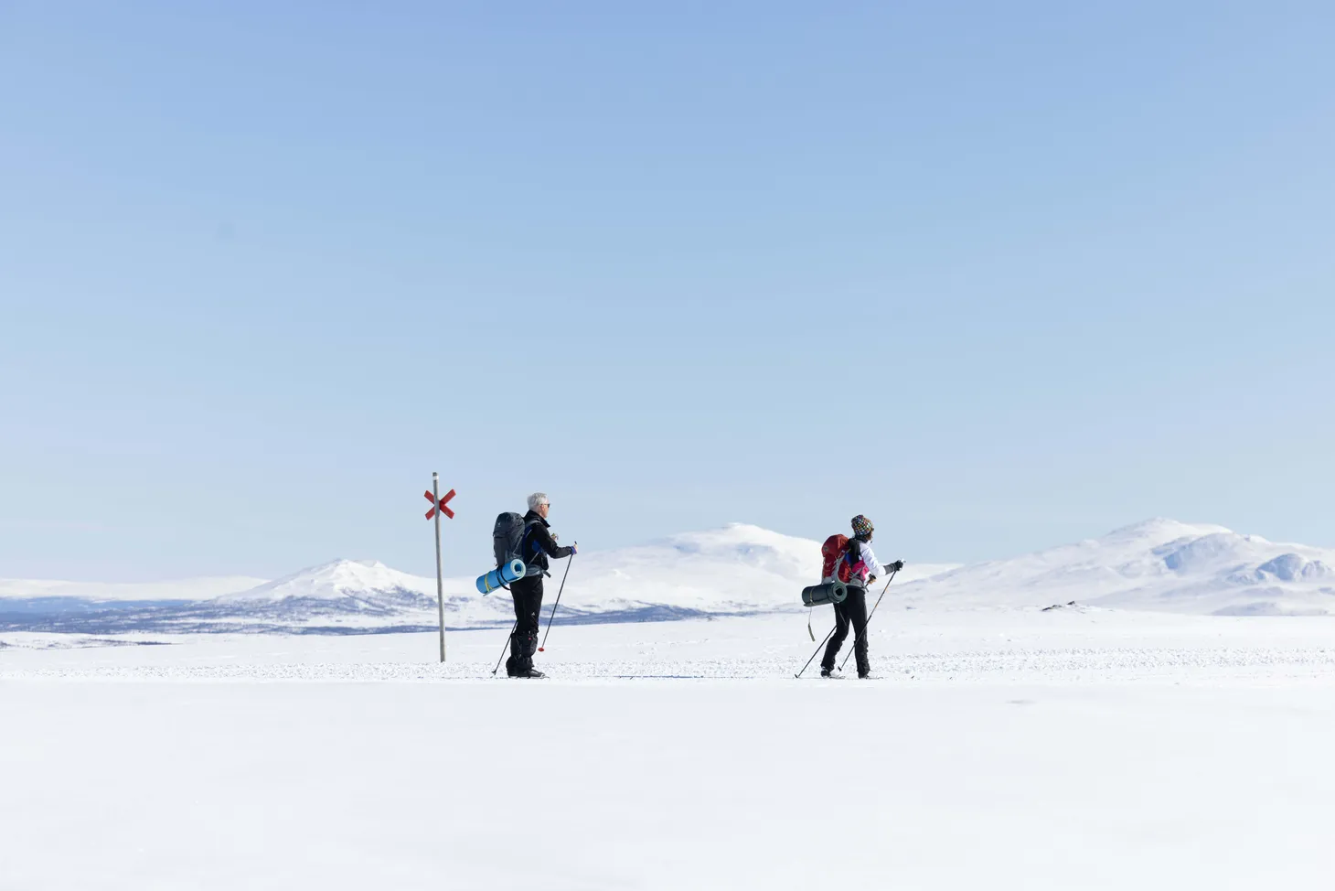 Två personer åker längdskidor i Funäsfjällen
