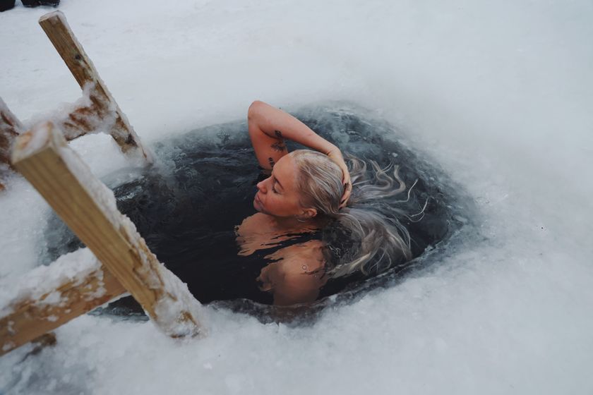 Kvinna tar ett dopp i en isvak