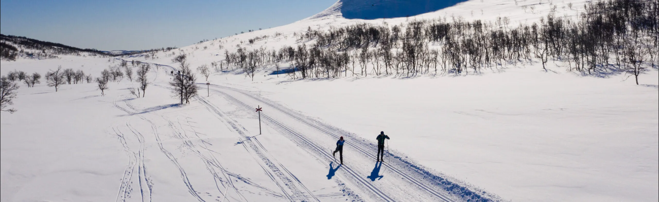 Två personer åker längdskidor i Ösjödalen