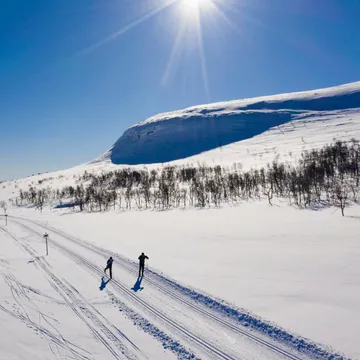 Två personer åker längdskidor i Ösjödalen