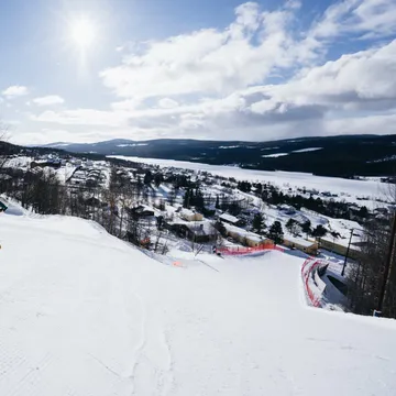 Person åker skidor nedför Funäsdalsberget