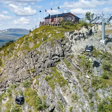 Funäsdalsberget och toppstugan med Skarvarna i bakgrunden