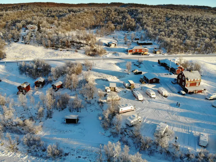Flygfoto över Fjällnäs Camping, vintertid.