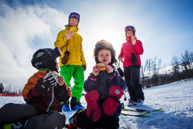 Familj åker skidor på sportlovet i Tänndalen