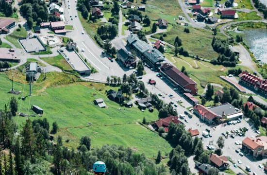 Kvinna klättrar vi ferrata