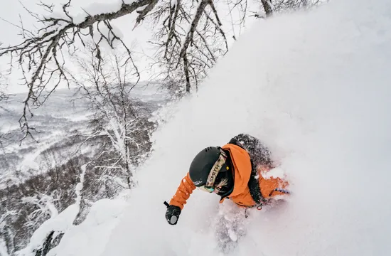 Kvinna åker skidor i puder i Ramundberget