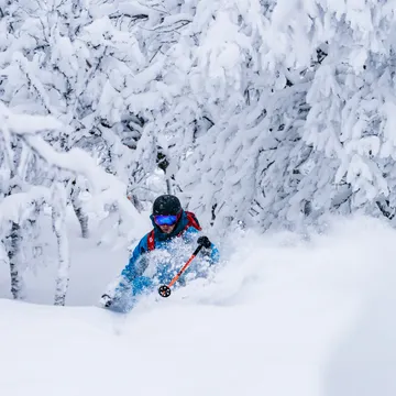 Man åker skidor i puder i Ramundberget