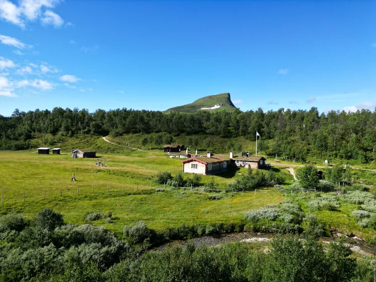 Djupdallsvallen våffelstuga med Mittåkläppen i bakgrunden