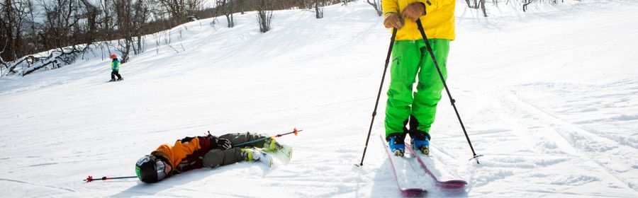 Barn ramlar på skidor