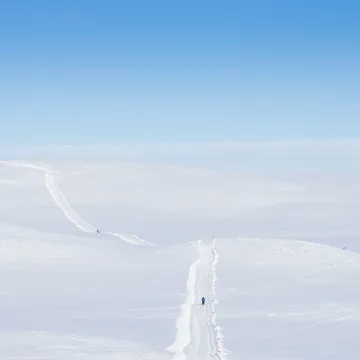 Personer åker Solskensturen på längdskidor i Funäsfjällen