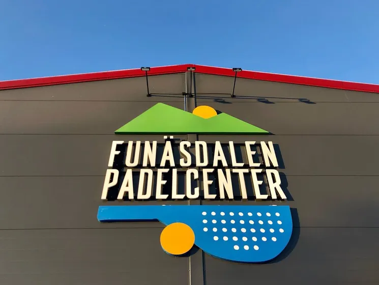 Fasad med Funäsdalens Padelcenter logotyp