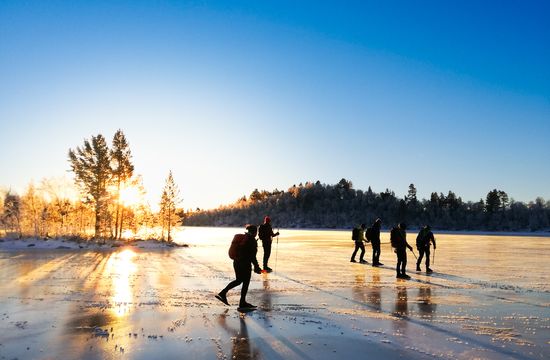 Personer åker Långfärdskridskor på en sjö i Funäsdalen