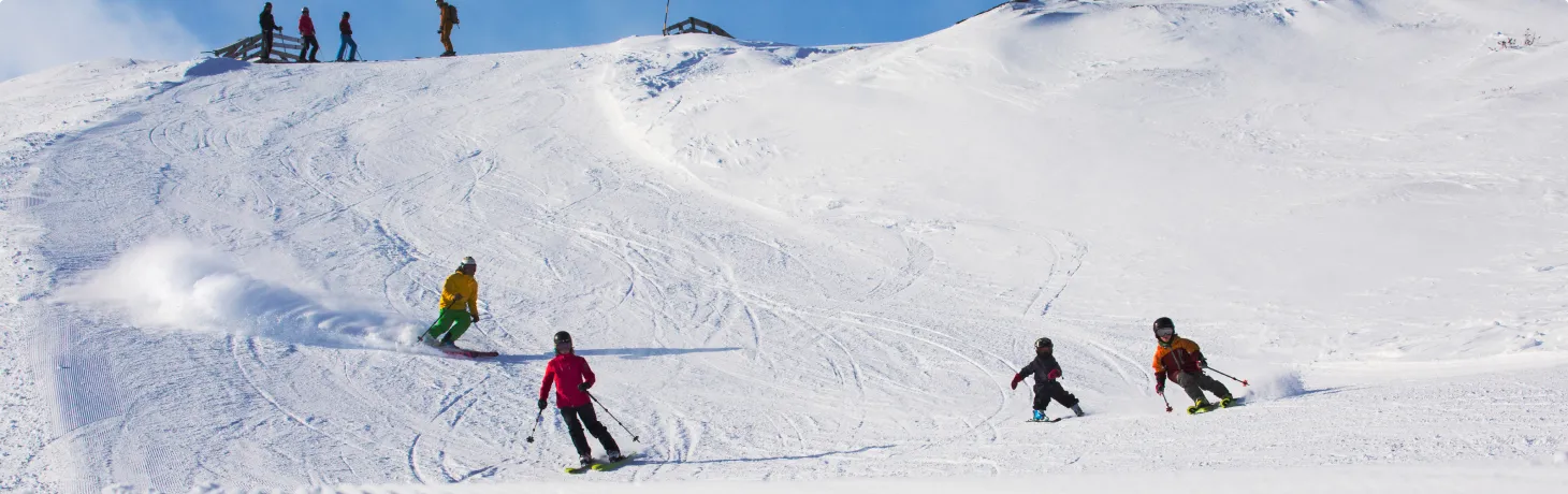 Familj åker skidor i Tänndalen