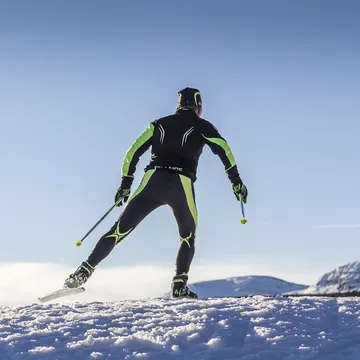 Person som åker längdskidor.