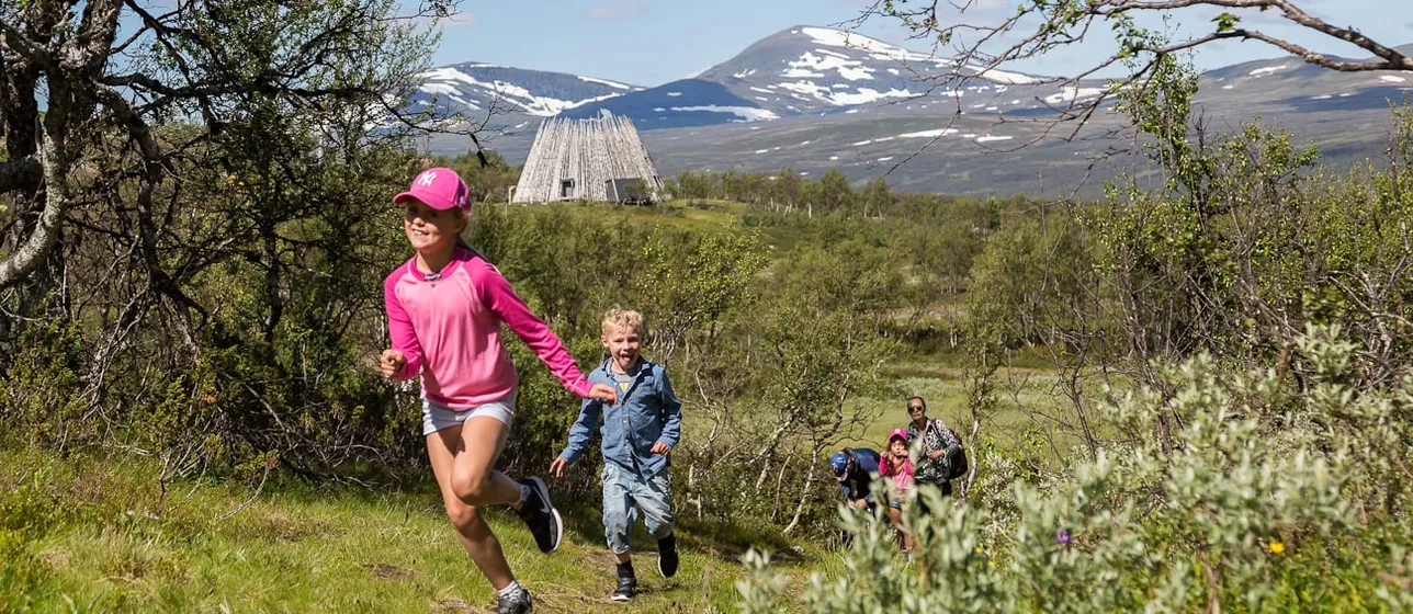 Barn springer på vandringsleden mickelinas värld