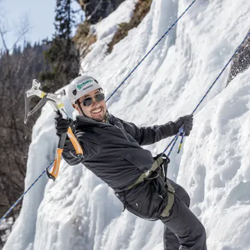 Person genomför isklättring