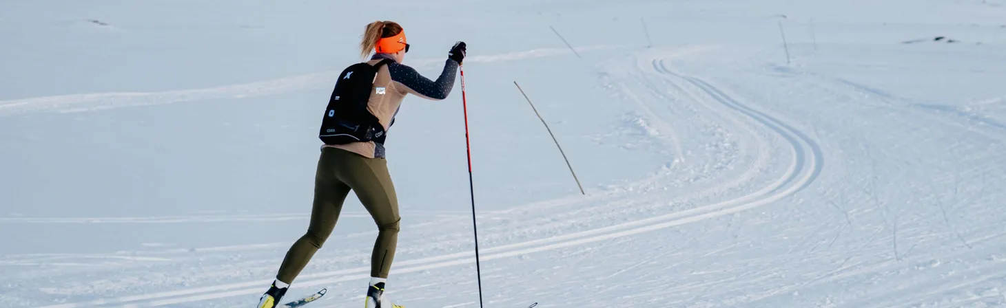 Kvinna åker längdskidåkning på fjället
