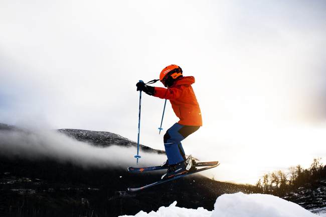 Person hoppar med skidorna under alpin premiär