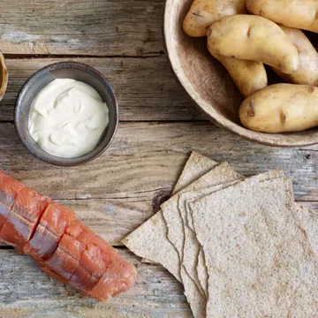 Rakfisk med potatis och tillbehör.