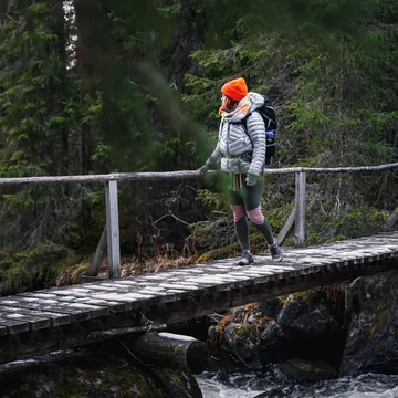 Kvinna vandrar vid Tevsjön